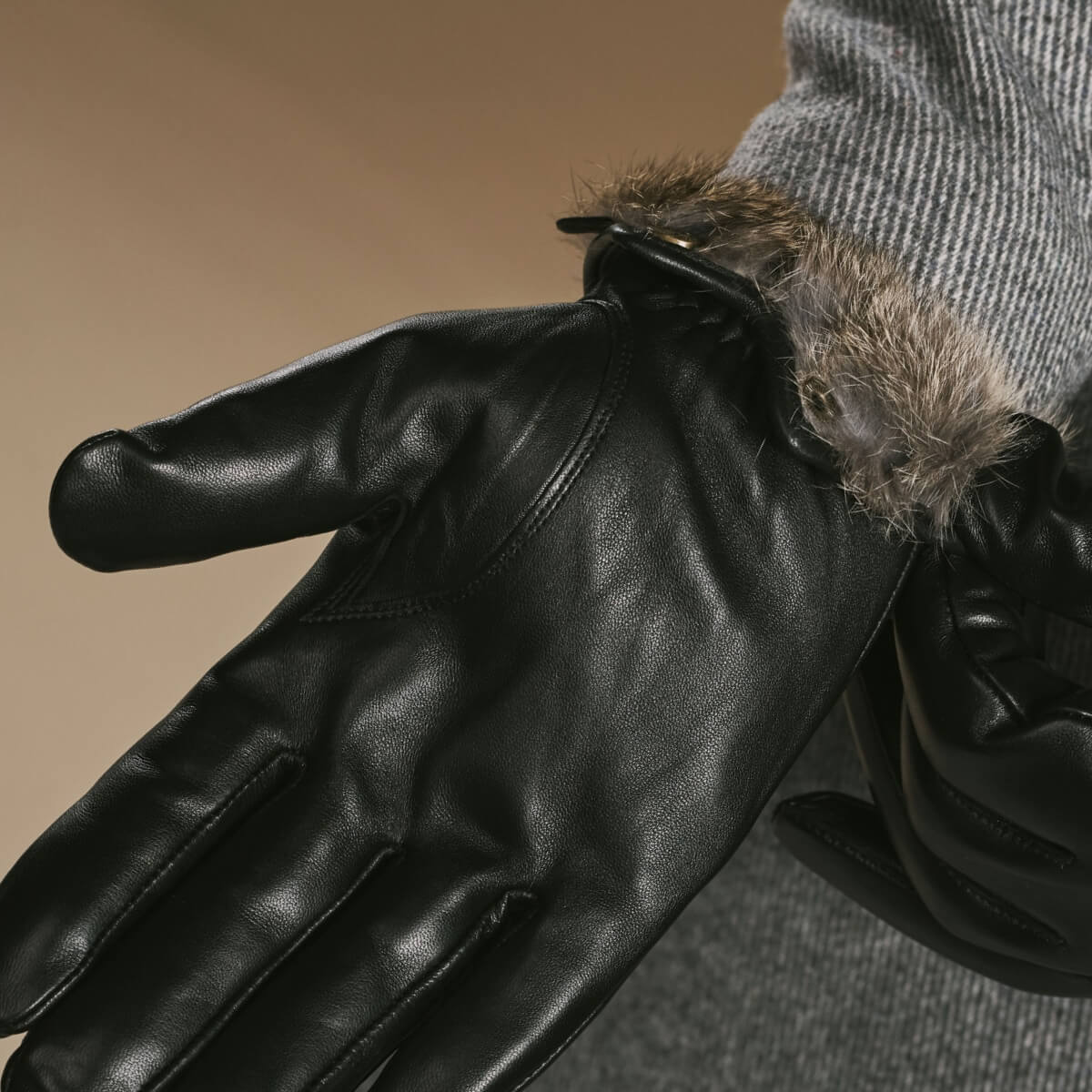 Men's Rabbit Fur Lined Leather Touchscreen Gloves in Black